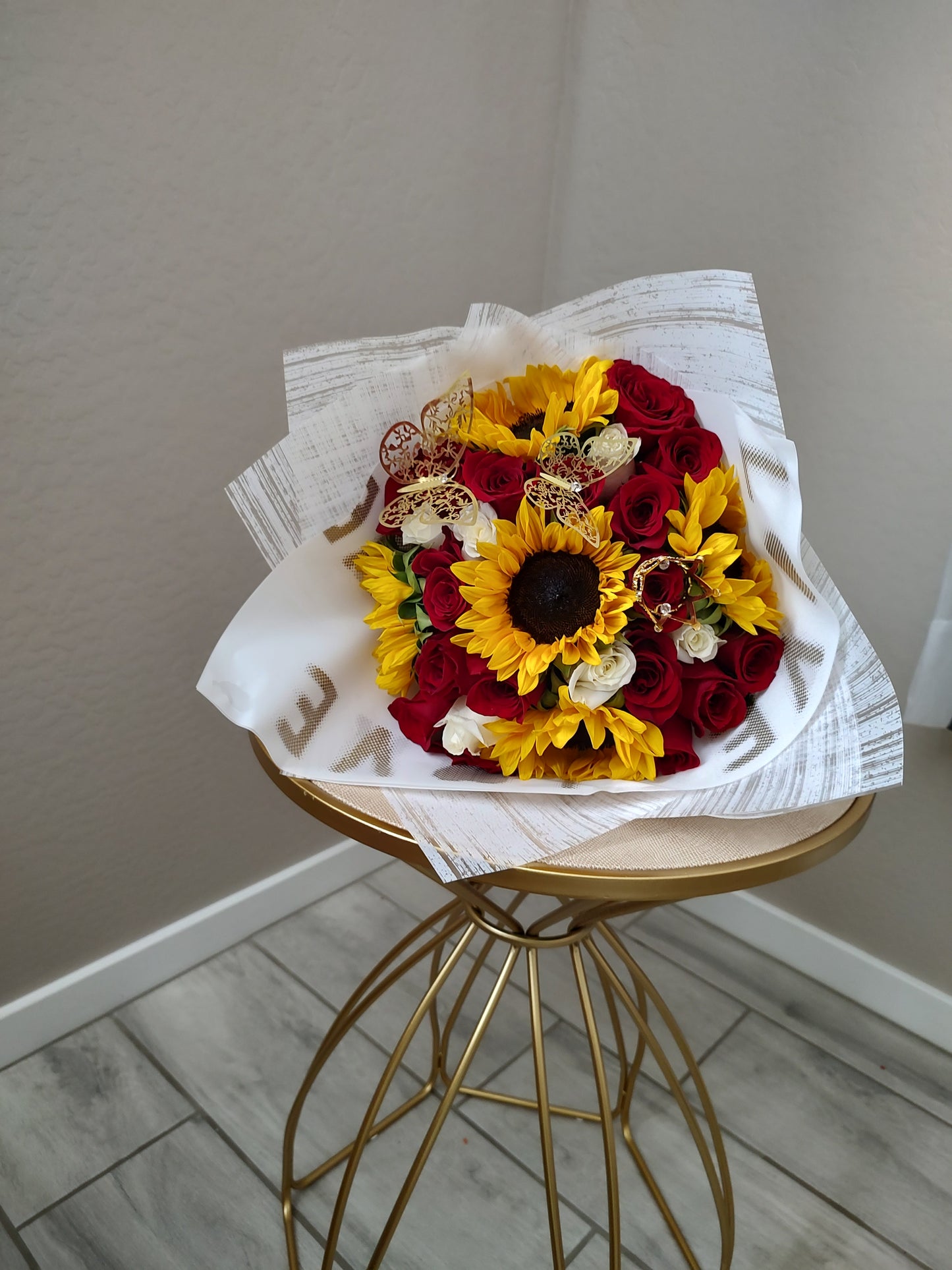 Roses and Sunflowers bouquet